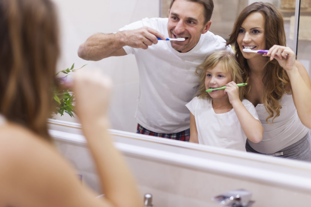 Come lavare i denti ai bambini: lavati i denti assieme ai tuoi figli e dai il buon esempio fin da subito!