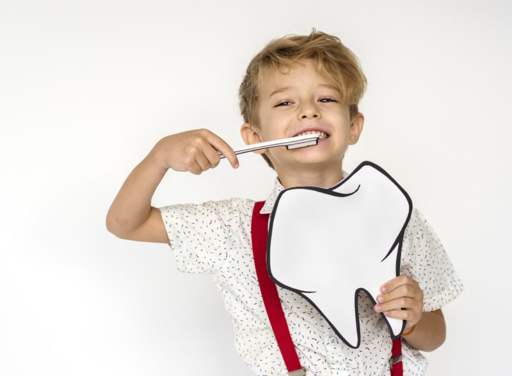 Come lavare i denti da latte ai bambini e perché è importante